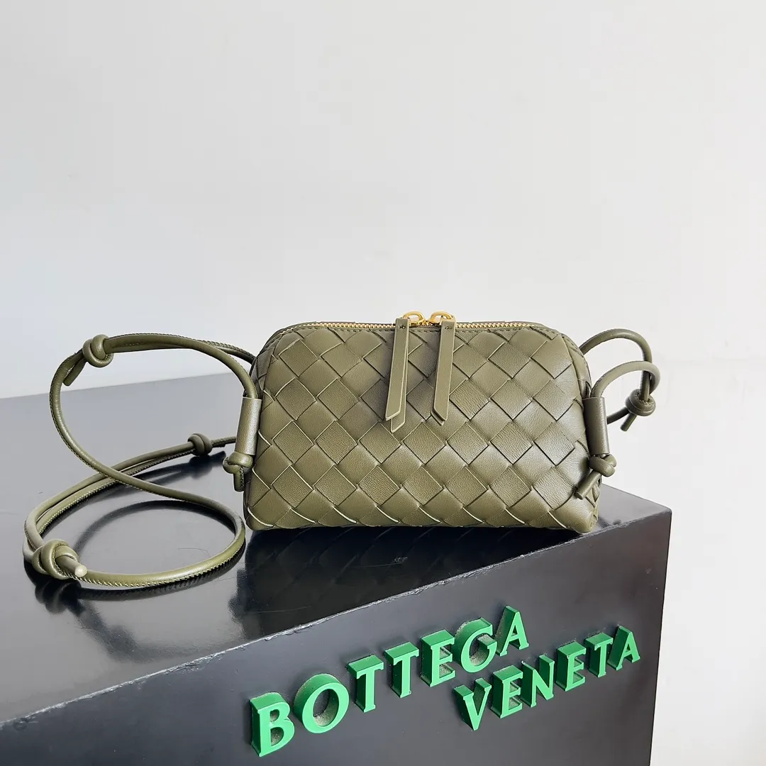 Batch 1260 BV new mini bag ceiling Bottegaveneta new Concert Pouch bag is small and has a large capacity. It can hold a Pro max mobile phone. The shoulder strap is adjustable for cross-body carry. It is very cost-effective when carried on one shoulder. The latest small bag in autumn has a lot of capacity. It can hold 4 short clips. I also tried it and it can hold one of my fists. It is cute, the capacity is touching and the length of the shoulder strap is adjustable for daily commuting. Full score 10 #bv woven bag Style number: 794258 Size: 18.5*11.5*8.5cm